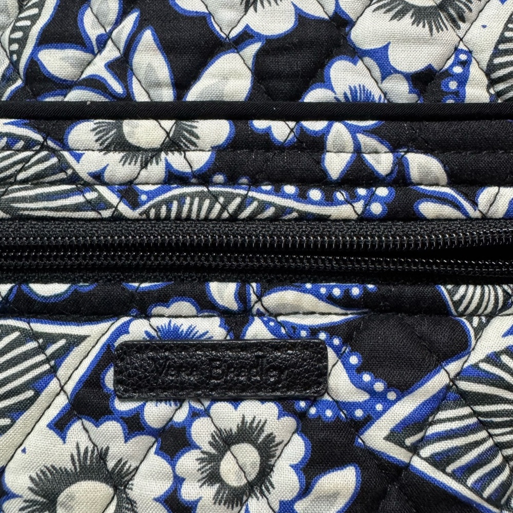 Vera Bradley Retired Snow Lotus Pattern Winter 2017‎ Shoulder Bag - Picture 2 of 5